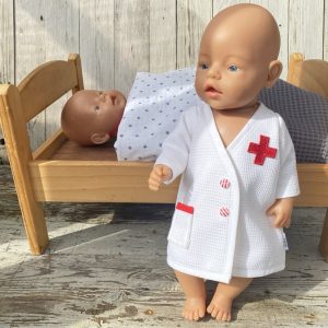 Poppenkleertjes Doktersjasje Maat 43 – Poppenkleding | Lovely Stitches