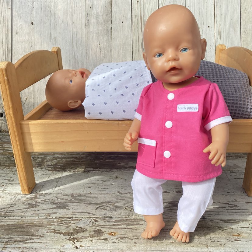 Poppenkleertjes Verpleegster Roze Maat 43 – Poppenkleding - Afbeelding 2